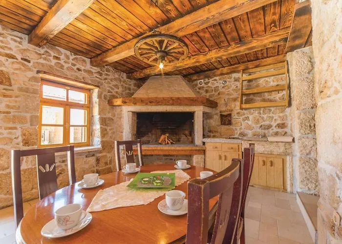 Luxury Maria With Pool Villa